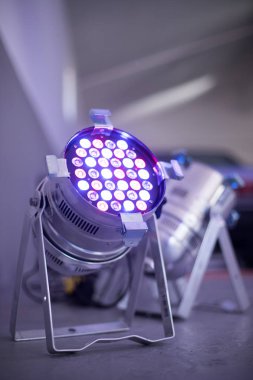 Parti aydınlatma: renkli Led Spotlar katta salon