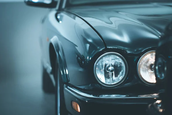 Lights Reflecting Green Vintage Car — Stock Photo, Image