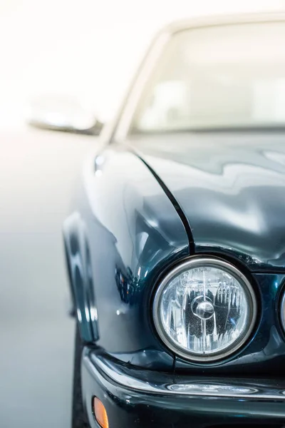 Vintage Αυτοκίνητο Φώτα Αντικατοπτρίζει Ένα Πράσινο — Φωτογραφία Αρχείου
