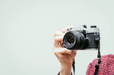 Kırmızı-mavi ekose desenli gömlek genç adam bir vintage fotoğraf makinesi, retro tarzı bir fotoğraf çekimi