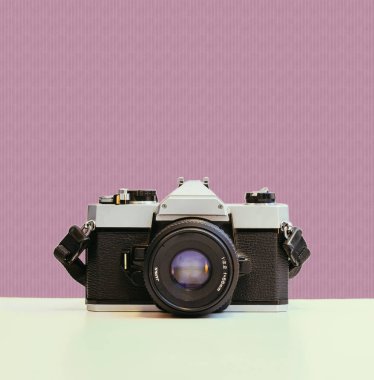 Retro vintage fotoğraf kamera kırmızı renkli arka plan üzerinde