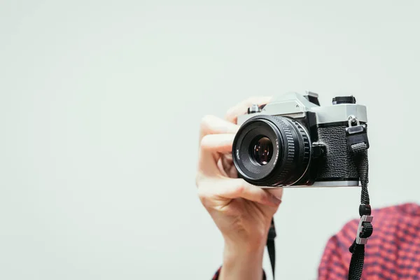 Młody Mężczyzna Kraciastej Koszuli Czerwono Niebieskie Jest Fotografowanie Aparatem Vintage — Zdjęcie stockowe