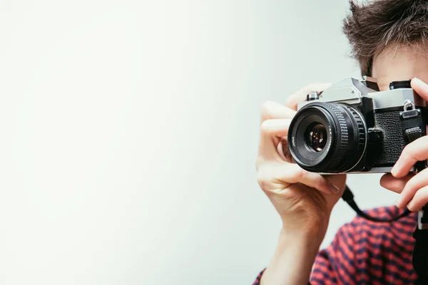 Jovem Camisa Vermelha Azul Verificado Está Tirando Uma Foto Com — Fotografia de Stock