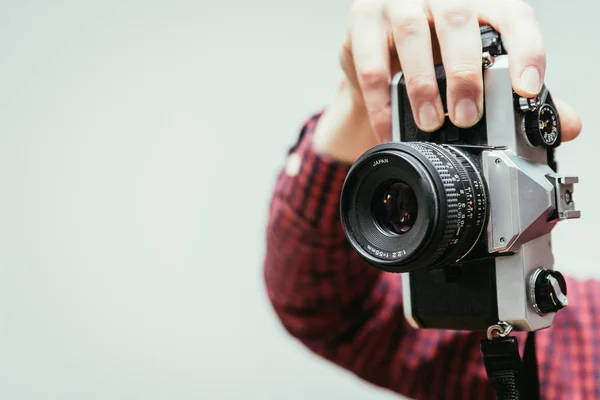 Młody Mężczyzna Kraciastej Koszuli Czerwono Niebieskie Jest Fotografowanie Aparatem Vintage — Zdjęcie stockowe