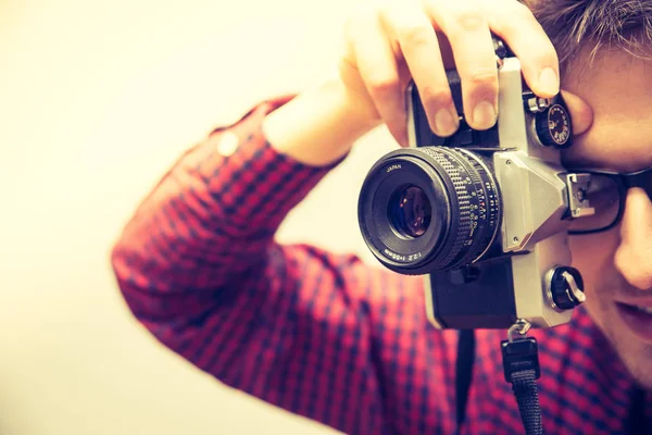 Jovem Camisa Vermelha Azul Verificado Está Tirando Uma Foto Com — Fotografia de Stock