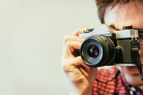 Młody Mężczyzna Kraciastej Koszuli Czerwono Niebieskie Jest Fotografowanie Aparatem Vintage — Zdjęcie stockowe