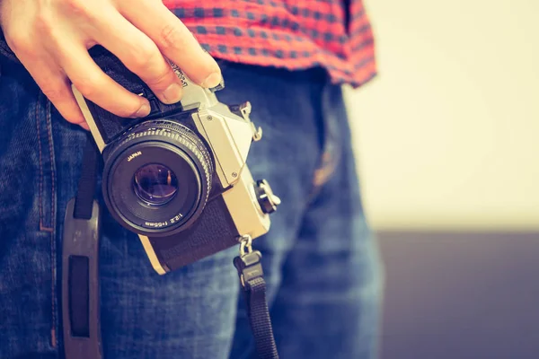 Homem Está Segurando Uma Câmera Vintage Sua Mão Jeans Camisa — Fotografia de Stock