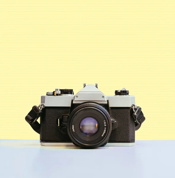 Retro Vintage Câmera Fotografia Fundo Cor Amarela — Fotografia de Stock