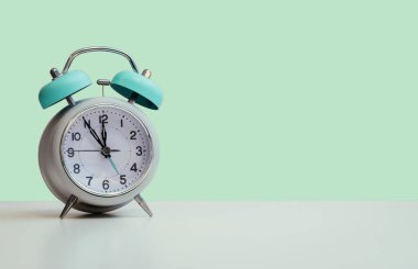 Retro beyaz çalar saat tarz, izole ve alanı, yeşil kopyalama