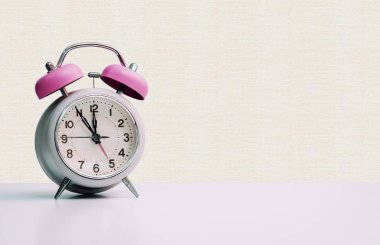 Retro beyaz çalar saat tarz, izole ve uzay, pembe sarı kopyalama