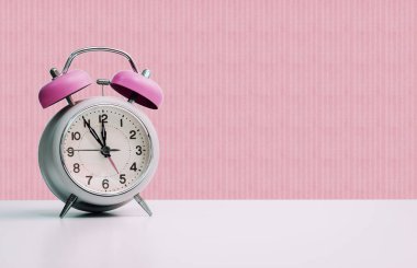 Retro beyaz çalar saat tarz, izole ve uzay, kırmızı pembe kopyalamak