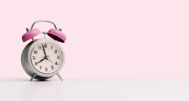Retro biçimli beyaz alarm saati, izole edilmiş ve kopyalanmış boşluk