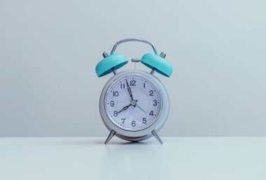 Retro biçimli beyaz alarm saati, izole edilmiş ve kopyalanmış boşluk