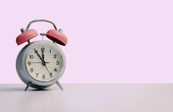 Relógio Alarme Branco Retro Estilo Espaço Isolado Cópia Rosa — Fotografia de Stock