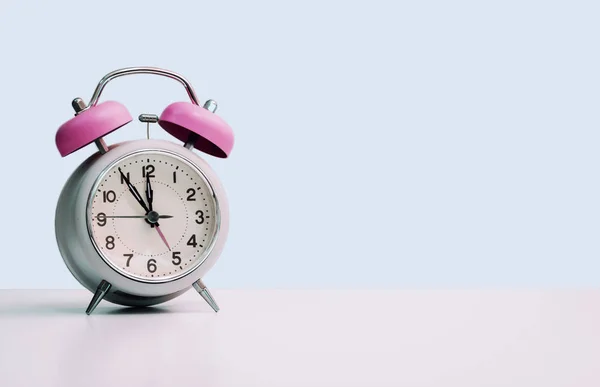 Relógio Alarme Branco Retro Estilo Isolado Espaço Cópia Rosa Azul — Fotografia de Stock