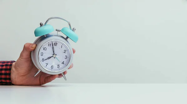 Mano Masculina Sostiene Reloj Despertador Blanco Estilo Retro Aislado —  Fotos de Stock