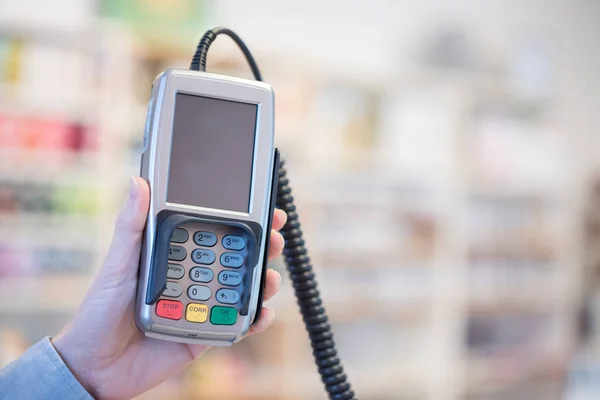 Ladenbesitzer Hält Zahlungsterminal Der Hand — Stockfoto