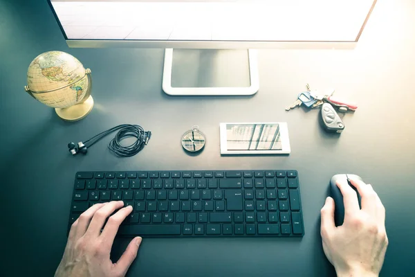 Local Trabalho Freelancer Arranjo Computador Teclado Cartão Crédito Bússola Chaves — Fotografia de Stock