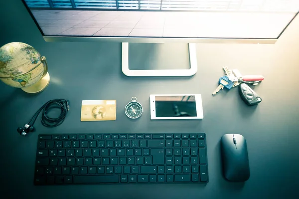 Lugar Trabajo Freelancer Ordenador Teclado Tarjeta Crédito Brújula Teclas Globo —  Fotos de Stock