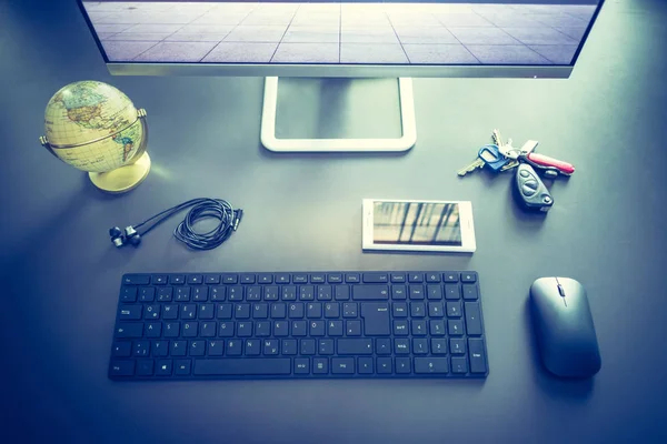 Lugar Trabajo Freelancer Ordenador Teclado Auriculares Teclas Globo —  Fotos de Stock