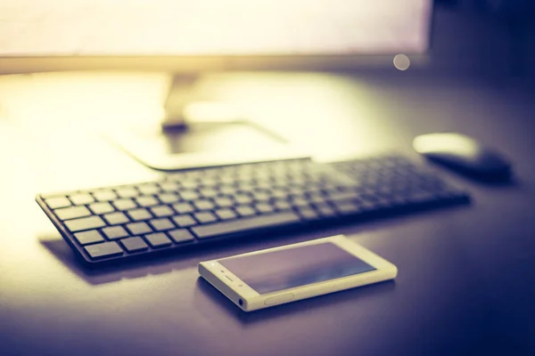 Local Trabalho Freelancer Arranjo Computador Teclado Smartphone — Fotografia de Stock