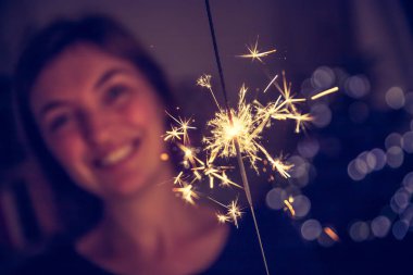 Noel maytap siyah arka plan üzerine. Sparks.