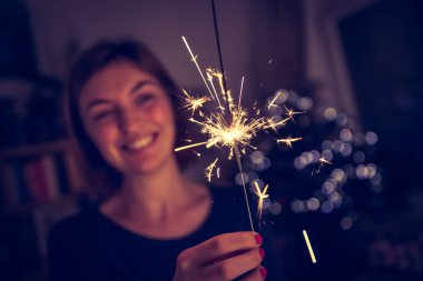 Noel maytap siyah arka plan üzerine. Sparks.