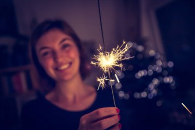 Noel maytap siyah arka plan üzerine. Sparks.