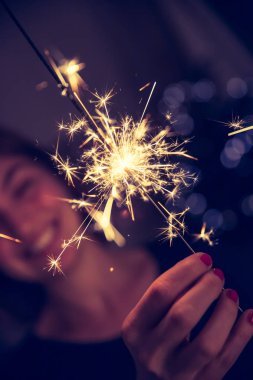 Noel maytap siyah arka plan üzerine. Sparks.