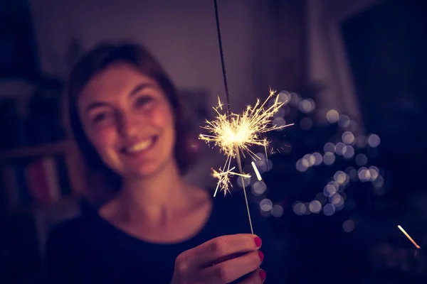 Weihnachtsfunkel Auf Schwarzem Hintergrund Funkenflug — Stockfoto