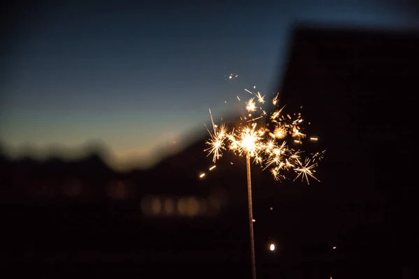 Weihnachtsfunkel Auf Schwarzem Hintergrund Funkenflug — Stockfoto