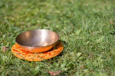 Kendi Bahçe, zen çimenlerde metal singing kaseler 