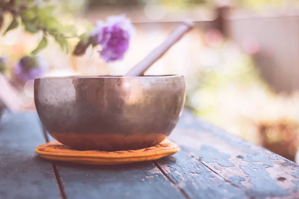 Klangschale Aus Metall Auf Einem Rustikalen Grünen Holztisch Freien Blumen — Stockfoto