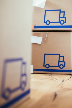 Hareket ettirin. Karton, kutuları ve yeni evine taşıdıktan için malzeme  