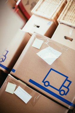 Hareket ettirin. Karton, kutuları ve yeni evine taşıdıktan için malzeme  