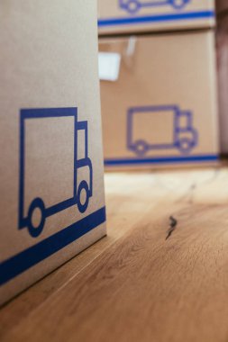 Hareket ettirin. Karton, kutuları ve yeni evine taşıdıktan için malzeme  