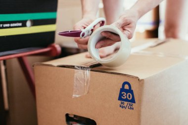 Hareket ettirin. Karton, kutuları ve malzeme için yeni evine taşıdıktan pac