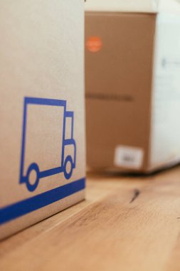 Hareket ettirin. Karton, kutuları ve yeni evine taşıdıktan için malzeme  