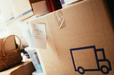 Hareket ettirin. Karton, kutuları ve yeni evine taşıdıktan için malzeme  