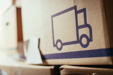 Hareket ettirin. Karton, kutuları ve yeni evine taşıdıktan için malzeme  