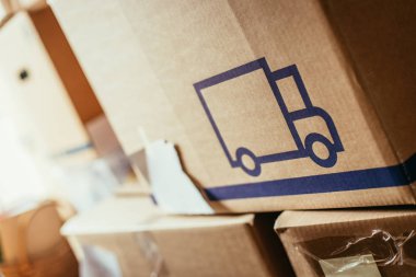 Hareket ettirin. Karton, kutuları ve yeni evine taşıdıktan için malzeme  