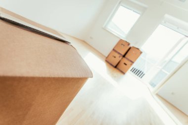 Hareket ettirin. Yeni, temiz ve parlak h taşımak için karton kutuları