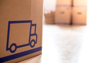 Hareket ettirin. Yeni, temiz ve parlak h taşımak için karton kutuları