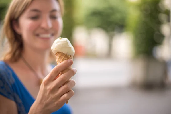 Young Girl Enjoys Ice Cream Summer Blurry — Stock Photo, Image