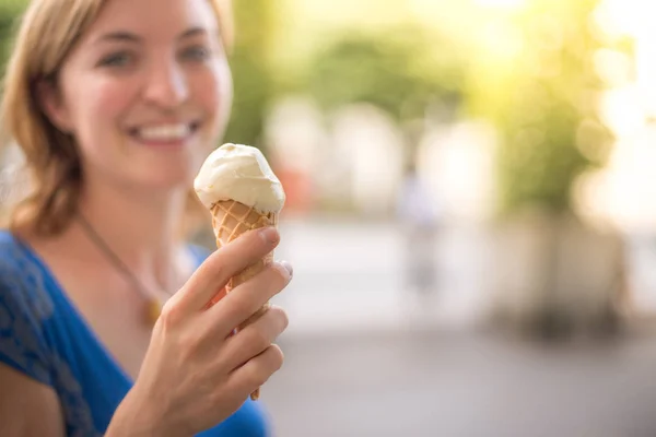 Young Girl Enjoys Ice Cream Summer Blurry — Stock Photo, Image