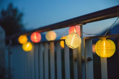 Dışarıda, twilight saat, bahçede parti renkli lampions