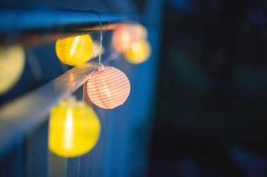 Dışarıda, twilight saat, bahçede parti renkli lampions