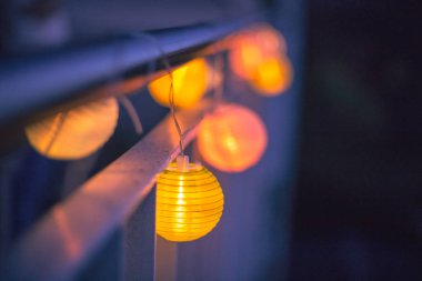 Dışarıda, twilight saat, bahçede parti renkli lampions