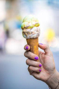 Kadın buz elinde güzel yaz gün tutar