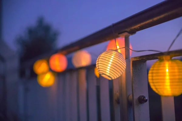 Dışarıda Twilight Saat Bahçede Parti Renkli Lampions — Stok fotoğraf